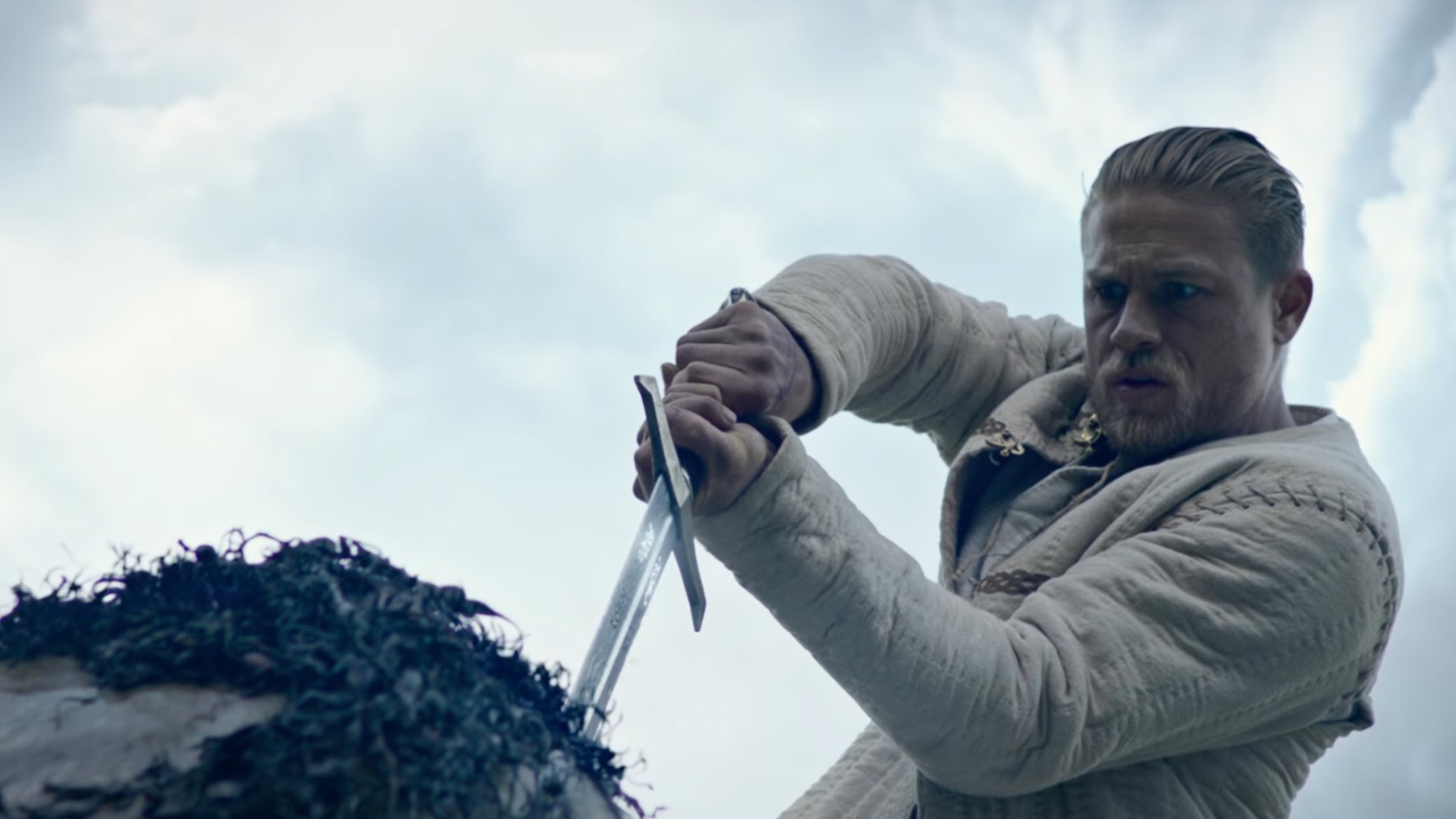 Guy Ritchie, Charlie Hunnam Dan Djimon Hounsou Diskusikan "King Arthur: Legend Of The Sword" dalam Wawancara 25 menit