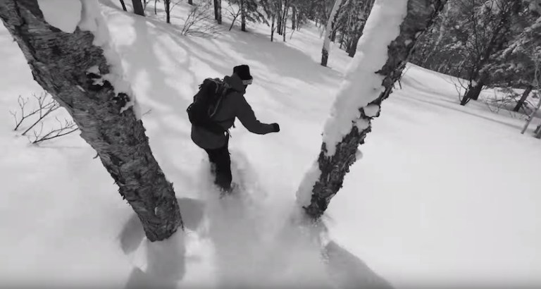 Cuplikan Luar Biasa dari Setahun Snowboarding disetel ke "Major Tom"