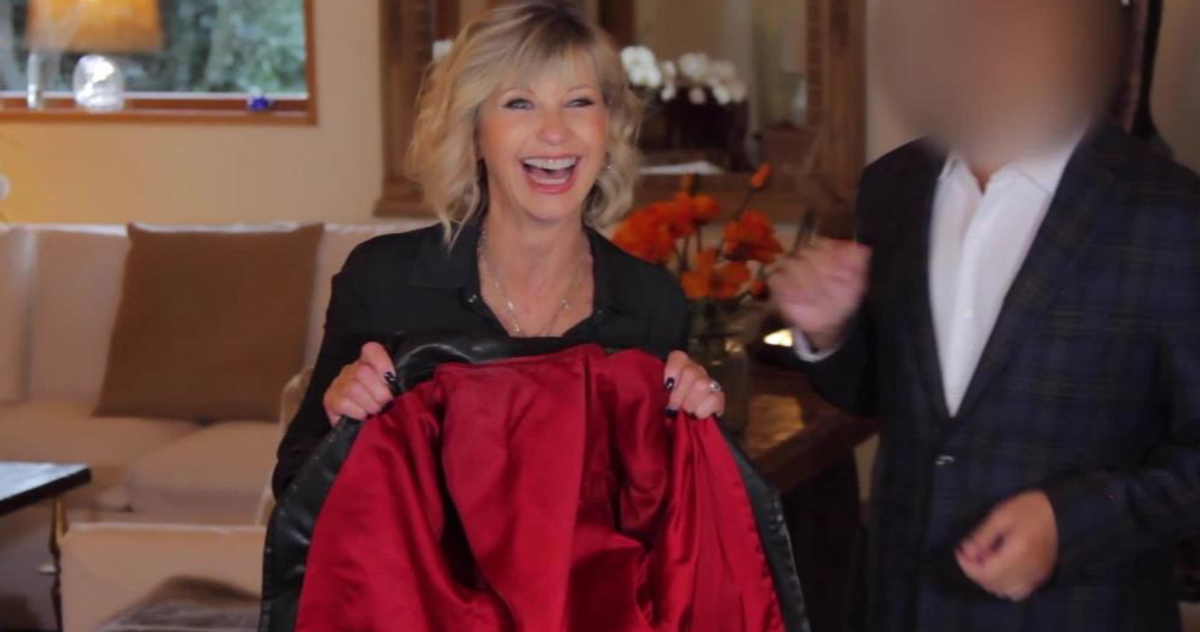 Fan Membeli Olivia Newton-John's Grease Jacket seharga $ 243K dan Memberikannya Kembali padanya