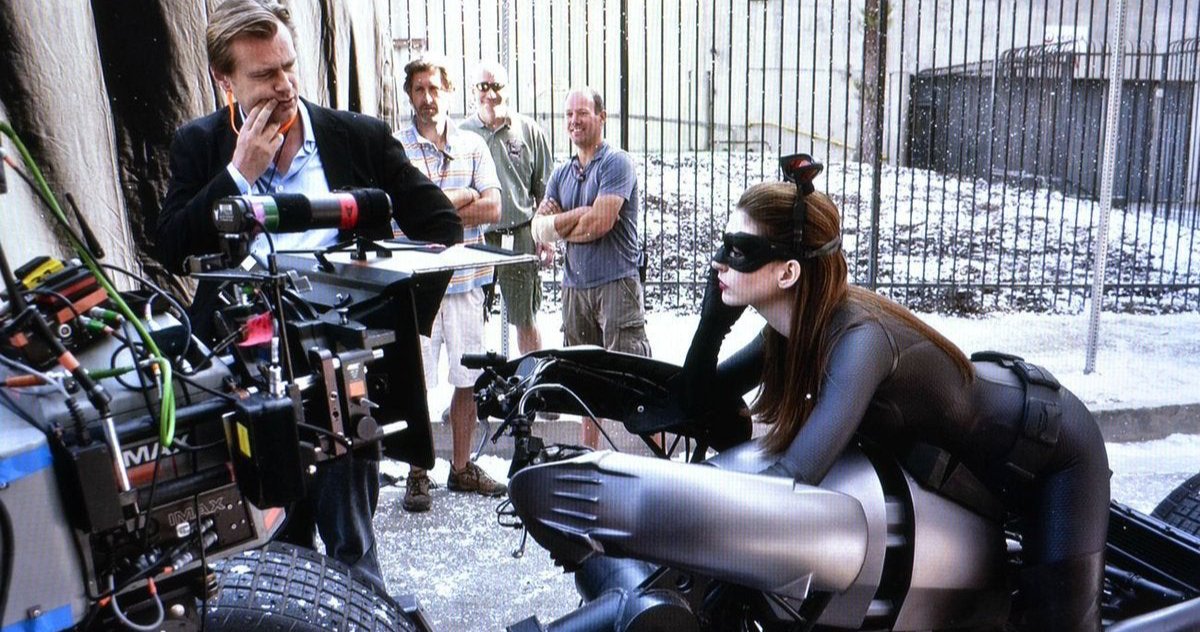 Mengapa Christopher Nolan Melarang Kursi Di Set Dijelaskan oleh Anne Hathaway