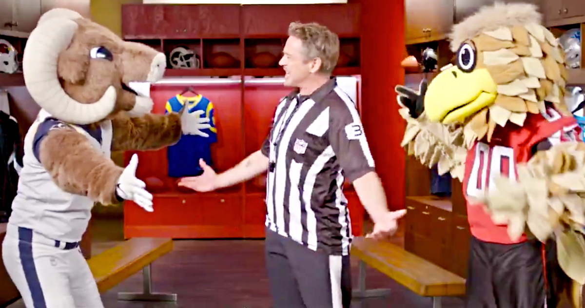 Promo Aneh Dolittle Membuat Robert Downey Jr menjadi Wasit NFL Mascots