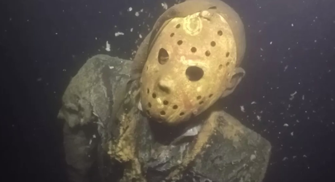 Seseorang Menempatkan Patung Jason Voorhees Di Bawah Danau untuk Membuat Penyelam Menakutkan