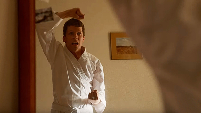 Trailer Seni Bela Diri: Jesse Eisenberg Bintang dalam Komedi Karate